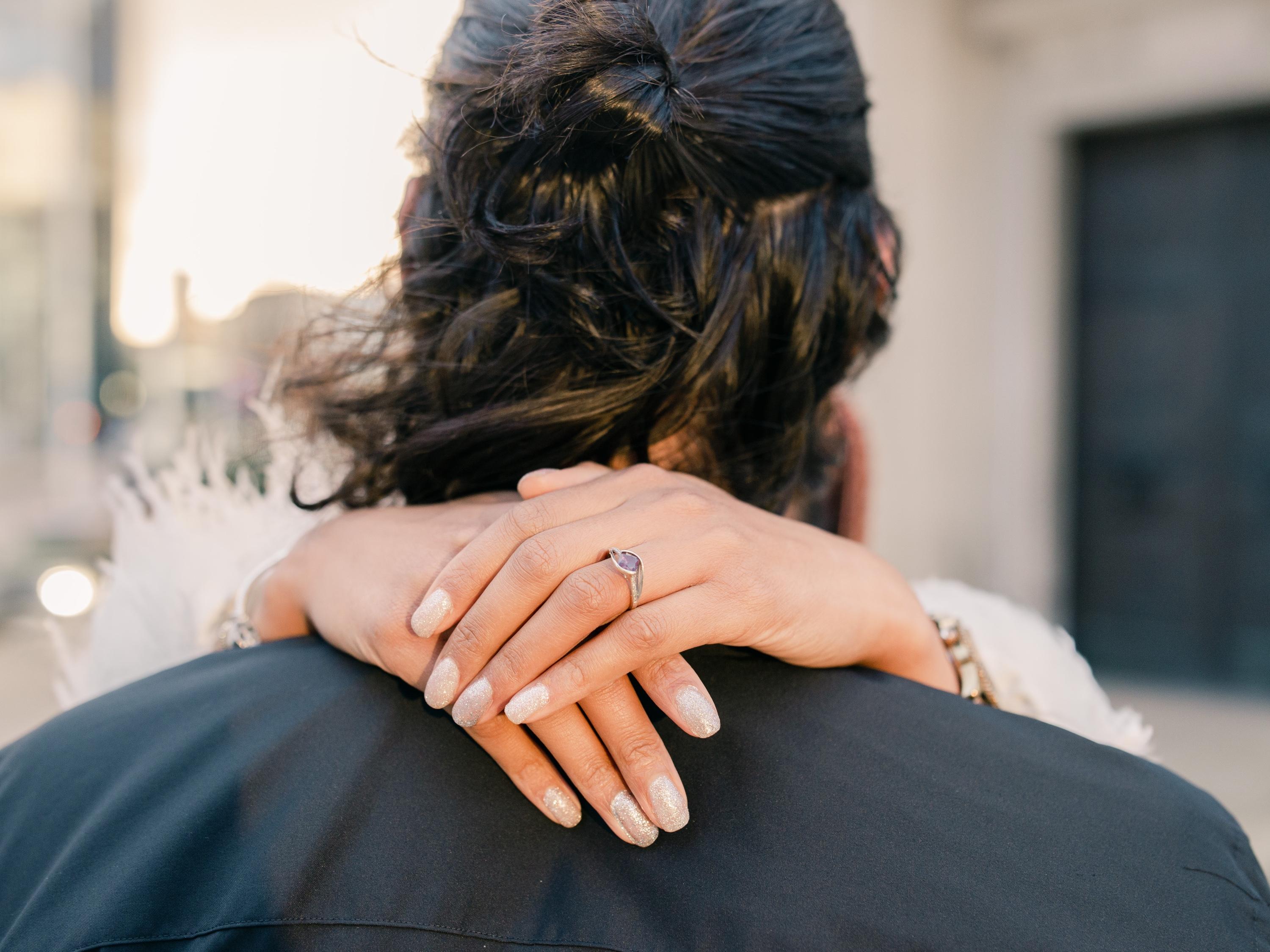 Élégance Urbaine : Une Séance Fiançailles pour un Couple Moderne et Sophistiqué